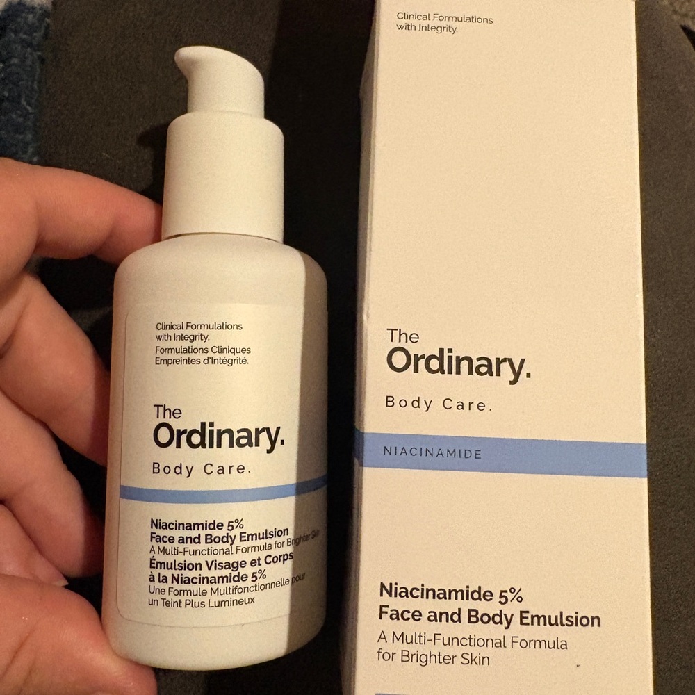 The Ordinary Niacinamide 5% Emulsion - White and Blue